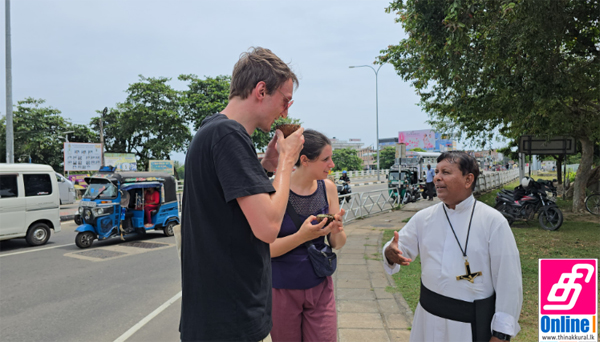 முள்ளிவாய்க்கால் கஞ்சி வழங்கும் நிகழ்வில் கலந்துகொண்ட சுற்றுலா பயணிகள்